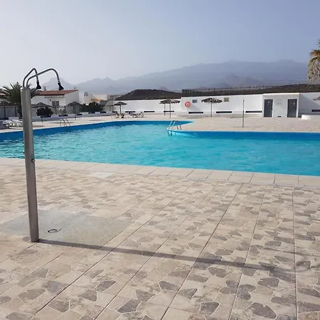 Junto A La Piscina