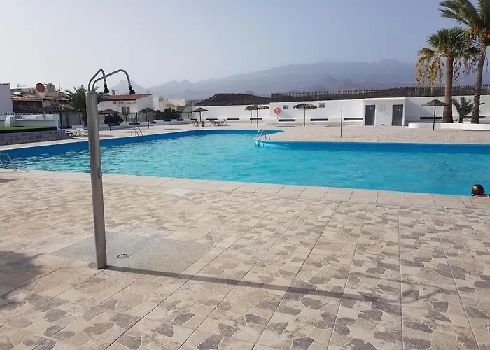 Junto A La Piscina